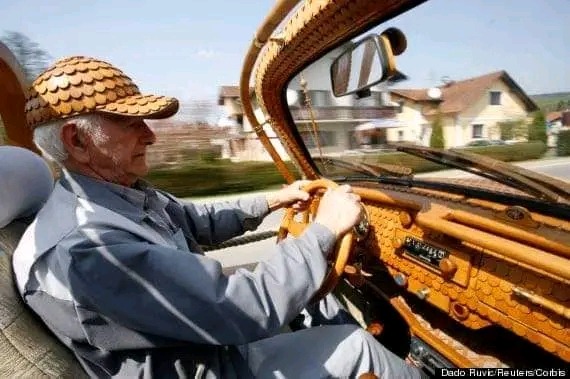 بالصور: رجل يصمم سيارة من طراز بيتل من الخشب!