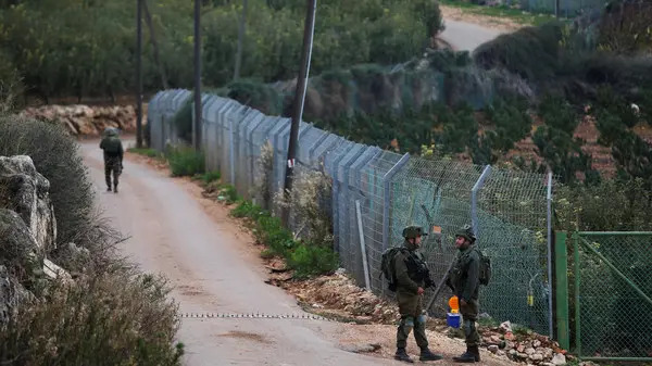 قوات الاحتلال تنشر جنوداً مقابل السياج الحدودي لبلدة حولا