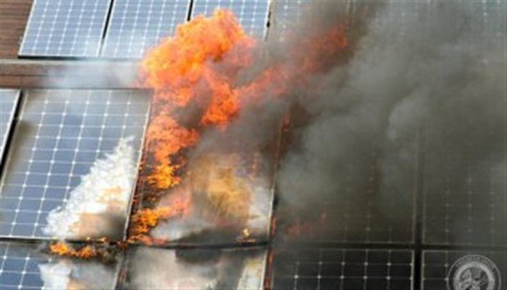 الواح شمسية تتسبب بحريق مبنى في عرمون