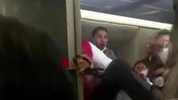 راكب يقضم إصبع مضيفة طيران خلال رحلة جوية.. ما السبب؟