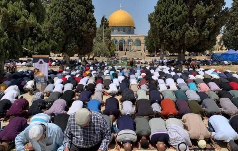 رغم تشديدات الاحتلال.. عشرات الآلاف يؤدون صلاة الجمعة في المسجد الأقصى