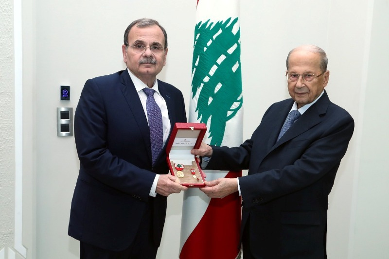 منح وسام الإستحقاق اللبناني - الدرجة الأولى "المُذهب" للبزري تقديراً لجهوده