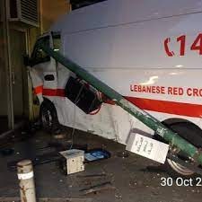 بالصوَر: حادث سير مع سيارة للصليب الأحمر.. وسقوط جرحى