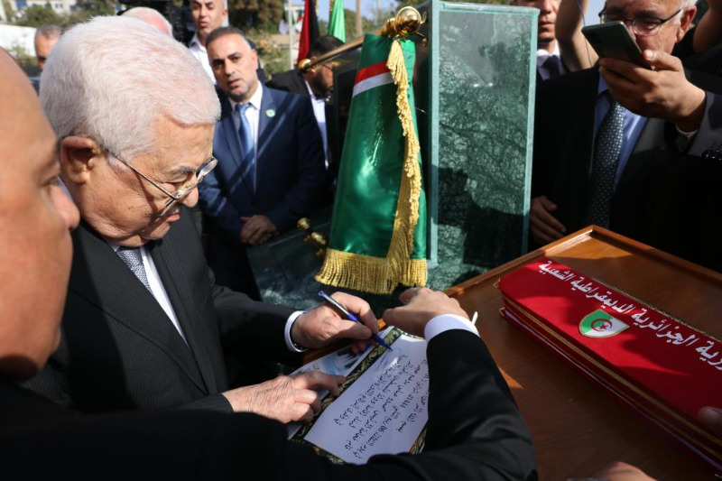 الرئيس عباس يضع حجر الأساس لمقر الإقامة في سفارة فلسطين لدى الجزائر