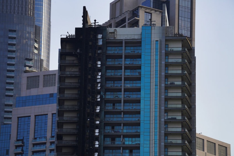 بالفيديو: حريق في ناطحة سحاب قرب برج خليفة
