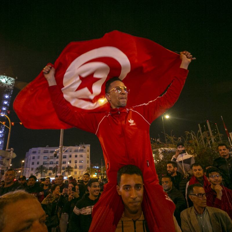 بالفيديو.. مسيرات للجمهور التونسي في شوارع قطر مواكبة لمنتخبه