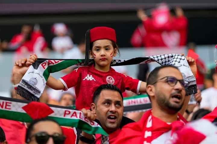 بالصور.. احتفال الجمهور التونسي بتعادله مع الدانمارك بالمونديال في شوارع الدوحة