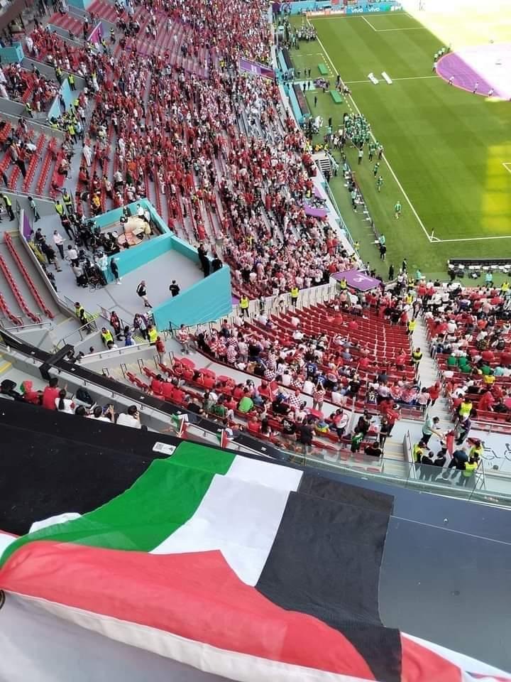 العلم الفلسطيني يزين مباراة المغرب مع كرواتيا
