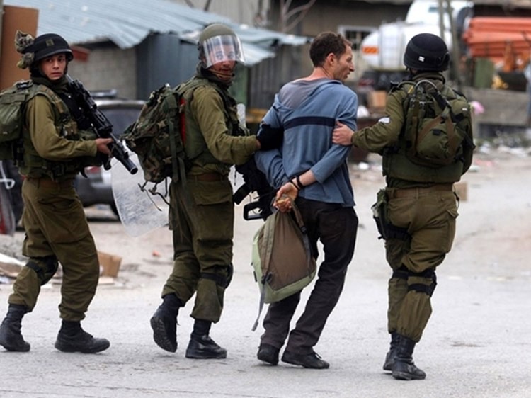 قوات الاحتلال تعتقل 16 فلسطينياً خلال مداهمات في الضفة والقدس