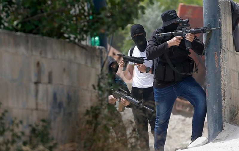 مقاومون يتصدون لاقتحام قوات الاحتلال شرق نابلس واعتقال شاب بعد محاصرة منزله