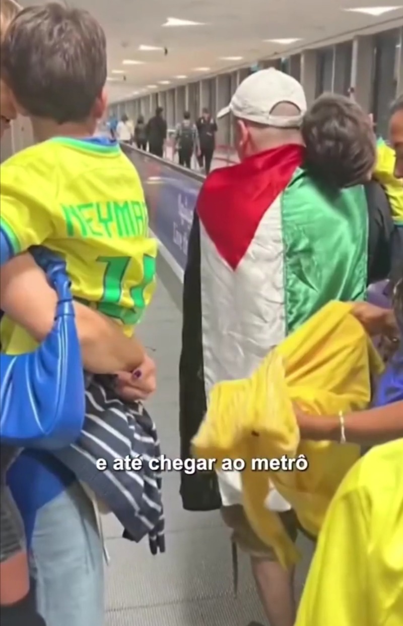 مدرب البرازيل يشيد بمبادرة شاب عربي يحمل العلم الفلسطيني