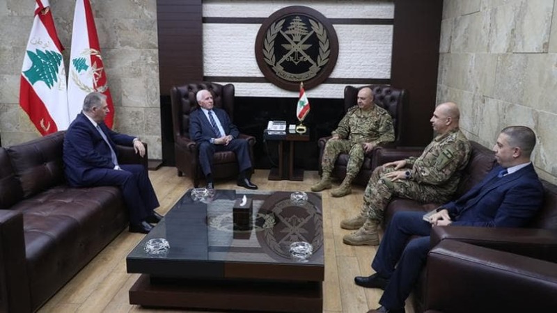 الاحمد يلتقي قائد الجيش بحضور السفير دبور