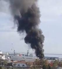 وسائل إعلام تركية: اندلاع حريق كبير جراء انفجار في ميناء سامسون التركي على البحر الأسود