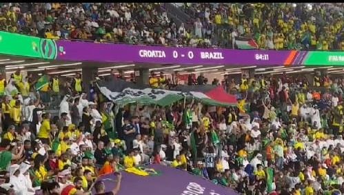 بالفيديو: رفع علم فلسطين كبير خلال مباراة البرازيل وكرواتيا