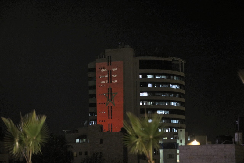 إضاءة برج تلفزيون فلسطين في رام الله بالعلم المغربي احتفالاً بالتأهل إلى المربع الذهبي في "مونديال قطر"