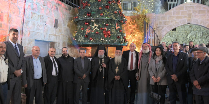 تحت رعاية اللجنة الرئاسية العليا لمتابعة شؤون الكنائس في فلسطين.. إنارة شجرة الميلاد في قرية عين عريك