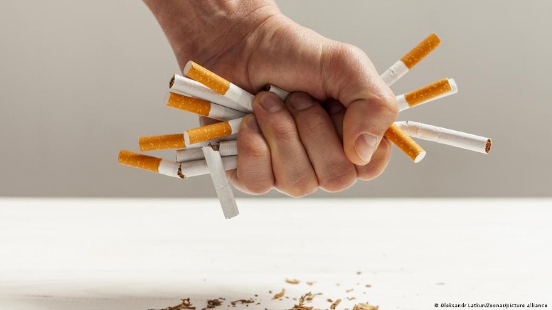 من هي الدولة التي تطبق أشدّ القوانين صرامة لمنع التدخين؟
