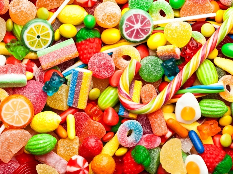 ما هي كمية الحلوى التي يسمح للطفل بتناولها في اليوم؟