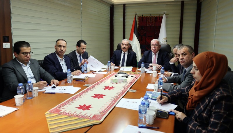 رئيس الوزراء اشتية يبحث مع سفراء فلسطين سبل تنفيذ قرارات القمة العربية ودعم القدس