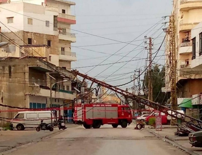 انحناء عمود كهرباء يقطع الطريق في هذه المنطقة!