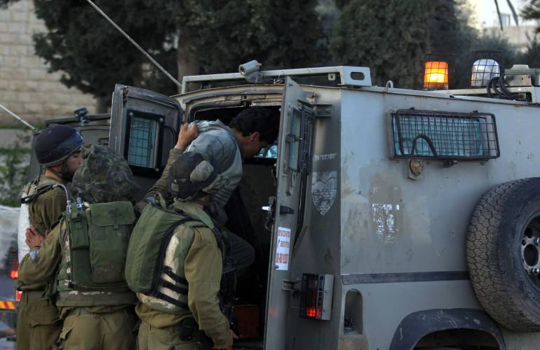 الاحتلال الاسرائيلي يعتقل 3 مواطنين من الخليل.. واقتحامات للأقصى