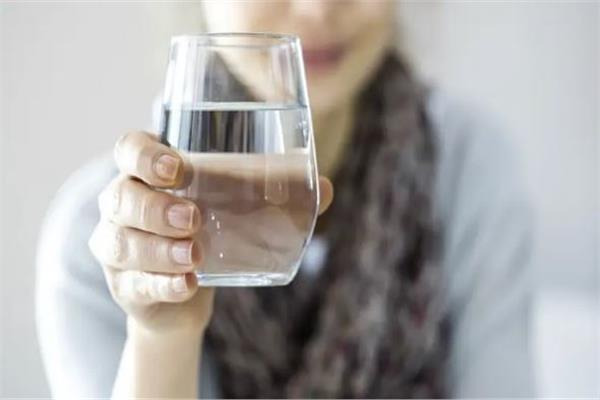 خبيرة تغذية تكشف فوائد كأس الماء "المثالي" قبل الفطور