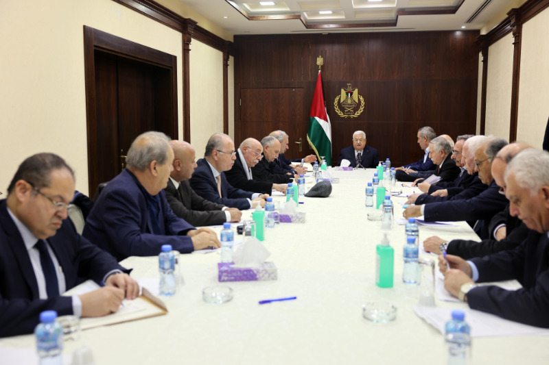 الرئيس عباس باجتماع "التنفيذية": سنستمر باتخاذ الإجراءات القانونية التي تتيحها الشرعية الدولية للرد على الحكومة الإسرائيلية