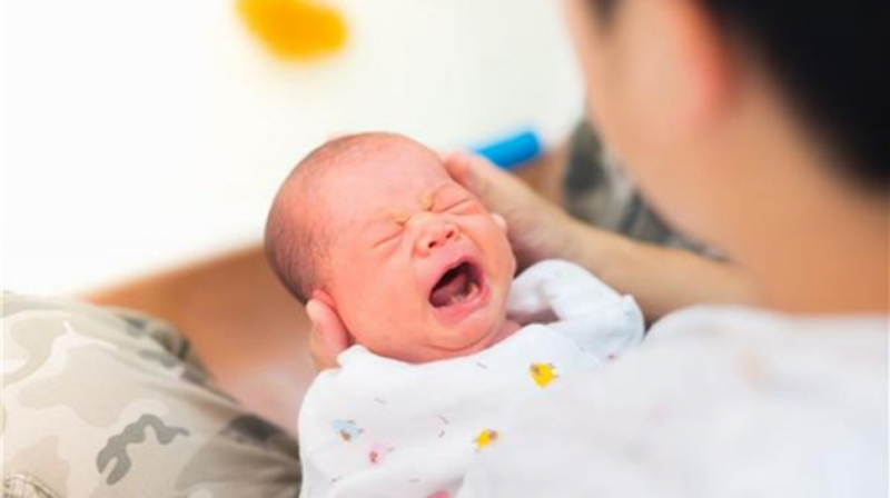 جهاز يكشف سبب بكاء طفلك في 10 ثوان فقط!
