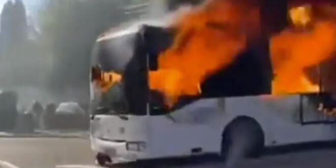بالفيديو: حافلة مدرسية تسير وهي مشتعلة!