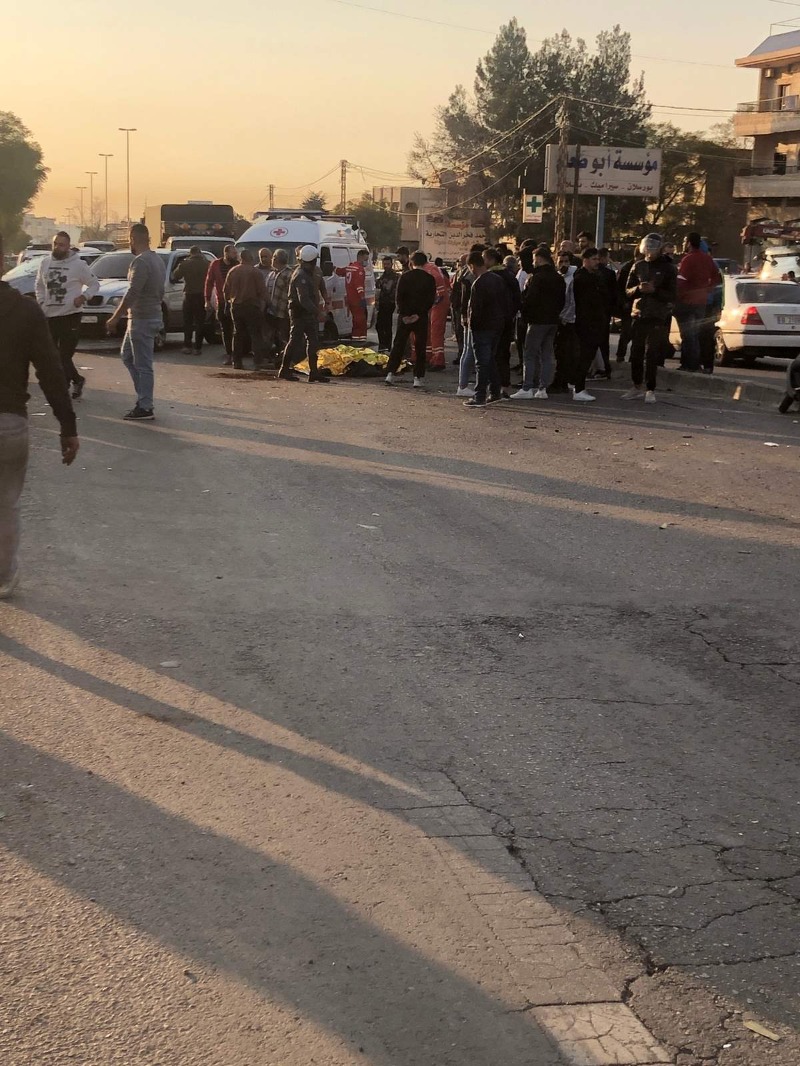 بالصور... قتيل وجريحان جراء انقلاب سيارة على طريق عام دير الزهراني