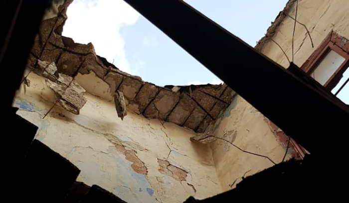 بالفيديو.. انهيار سقف منزل في مدينة الميناء جراء العاصفة