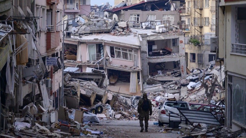بعد مرور 12 يوما على الزلزال.. لا يزال الأحياء يخرجون من تحت الأنقاض في تركيا!
