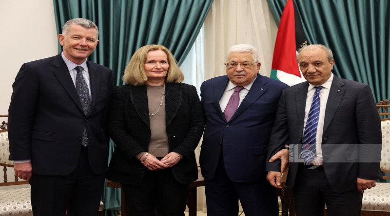 الرئيس عباس يستقبل مدير المخابرات البريطانية ريتشارد مور