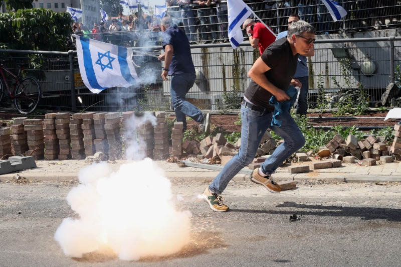 بالصور.. توتّر وفوضى في إسرائيل.. ونتنياهو يهدّد: الشرطة في المرصاد