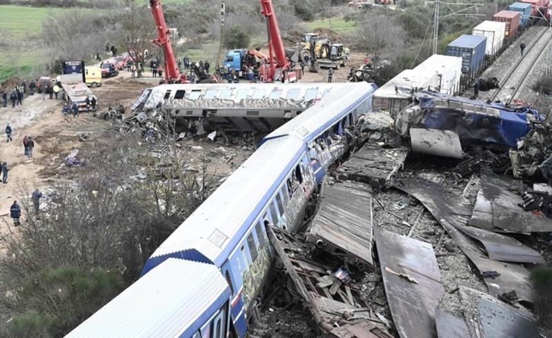عشرات القتلى والجرحى في حادث تصادم قطارين وسط اليونان