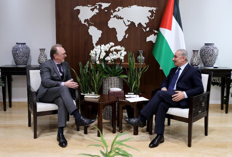 رئيس الوزراء اشتية يبحث مع بعثة "العمل الدولية" التحديات التي يفرضها الاحتلال على واقع العمل في فلسطين