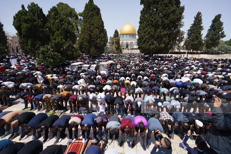 130 ألفا يؤدون صلاة الجمعة الثالثة من شهر رمضان في المسجد الأقصى