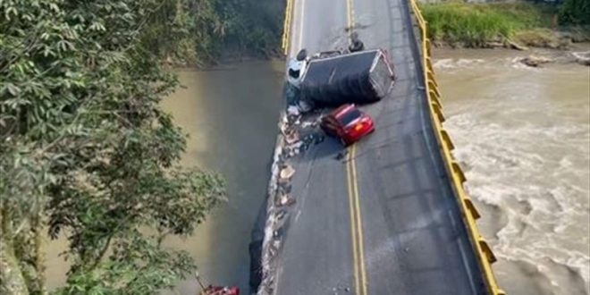 بالفيديو.. ضحايا بإنهيار جسر في كولومبيا