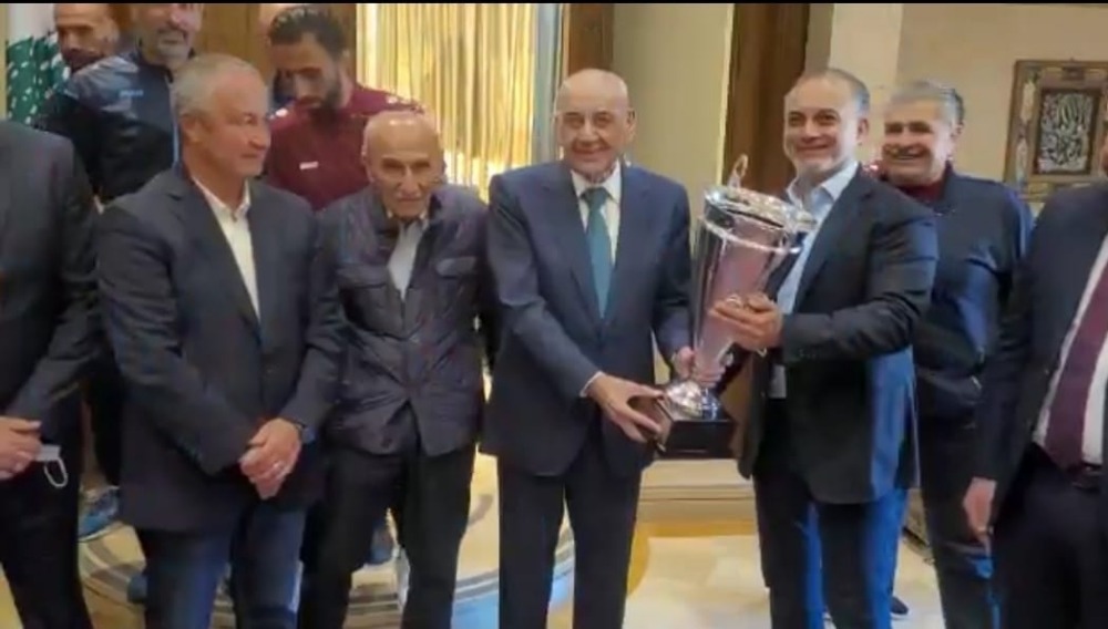النجمة يقدم كأس لبنان  للرئيس بري ويزور ضريح الحريري وفاء لتضحياته