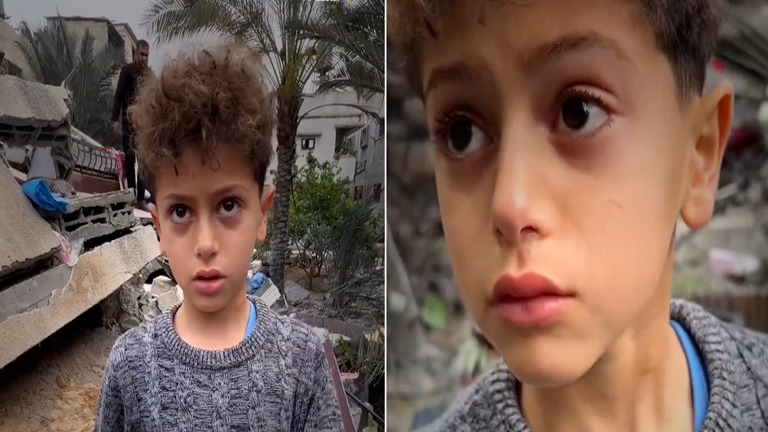 فيديو: كان يجمع الأموال ليشتري سريرا.. طفل من غزة يبكي بيته ويبحث عن ألعابه تحت الركام