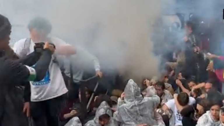 بالفيديو.. اشتباكات بين الشرطة الفرنسية ونشطاء المناخ في باريس