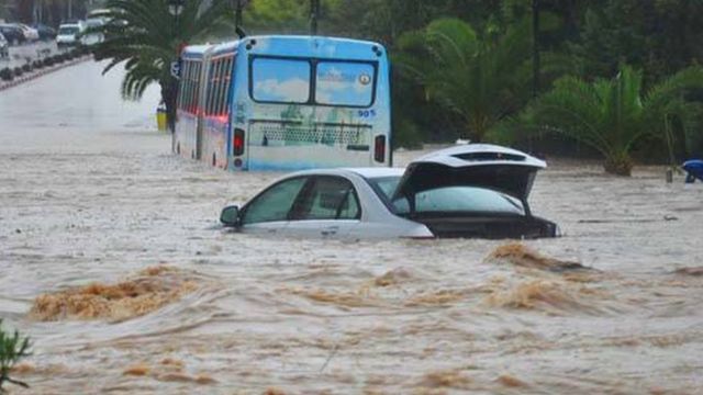 بالفيديو.. مشهد بطولي لرجل ينقذ ركاب سيارة قبل أن تجرفها الفيضانات!