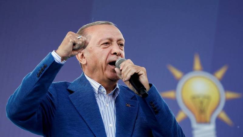 بالصورة: اردوغان يسجد سجدة شكر لله بعد فوزه بالإنتخابات