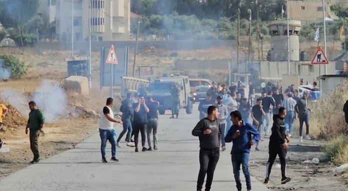 الاحتلال يقمع احتجاجا ضد وكالة الغوث بقنابل الغاز على مدخل مخيم الفوار