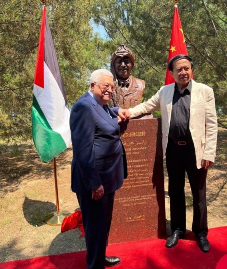 الرئيس عباس يزيح الستار عن مجسم تذكاري للرئيس ياسر عرفات في حديقة المتحف الصيني ببكين