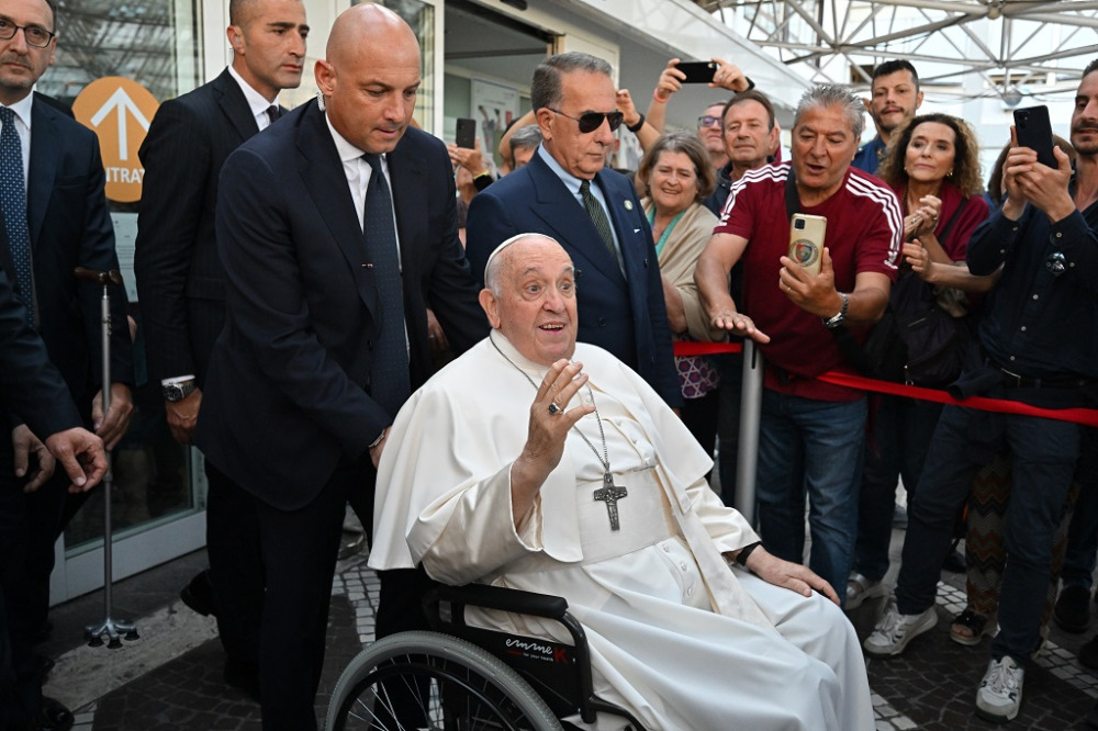 البابا فرنسيس يغادر المستشفى بعد 10 أيام على عملية جراحية في البطن