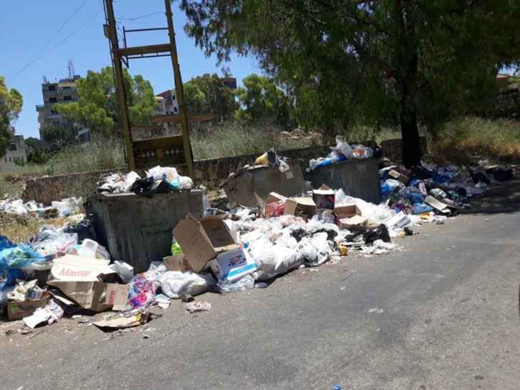 اقفال طريق النبطية - صور عند محلة كفردجال احتجاجا على تكدس النفايات في الشوارع
