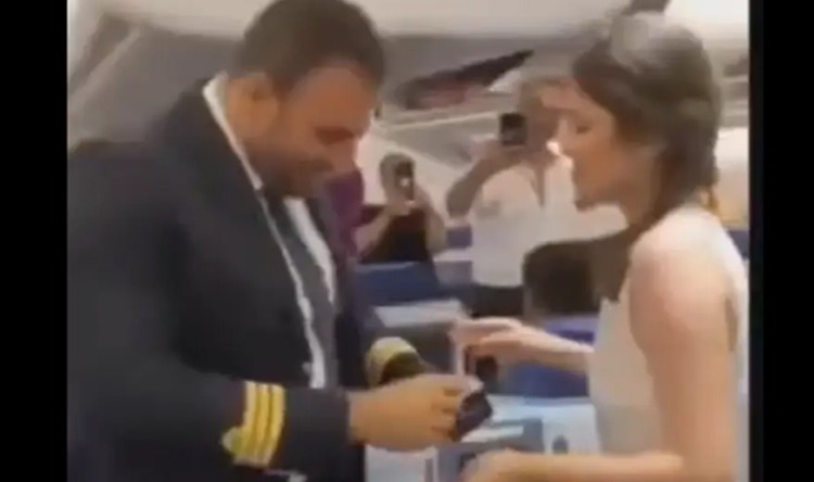 بالفيديو- مفاجأة "كابتن" لبناني.. تقدّم بطلب الزواج من حبيبته على متن طائرة الميدل ايست!