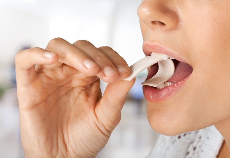 تحذير من مخاطر مضغ العلكة على الاسنان