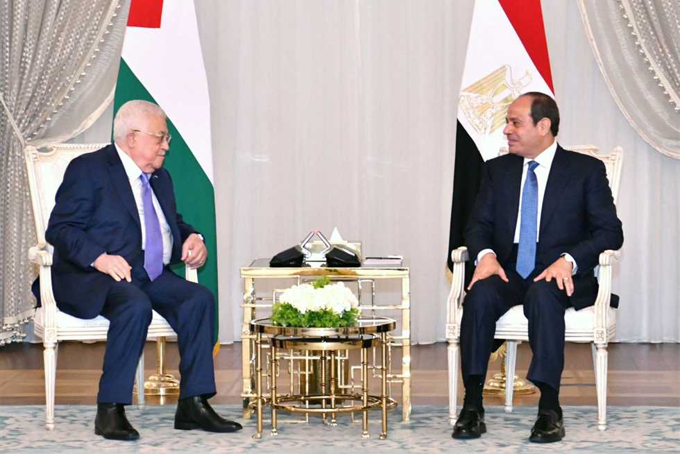 الرئيس عباس يجتمع مع نظيره المصري